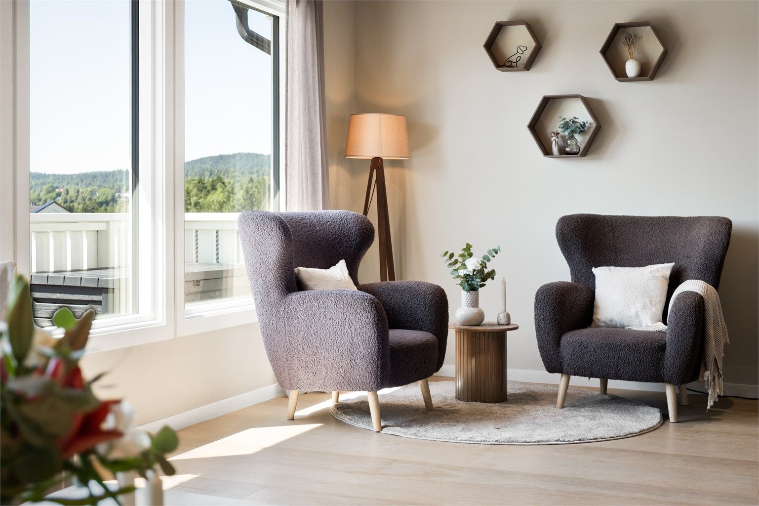 Store vindusflater slipper inn rikelig med dagslys og skaper en luftig atmosfære.