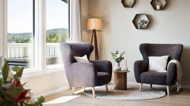 Store vindusflater slipper inn rikelig med dagslys og skaper en luftig atmosfære.