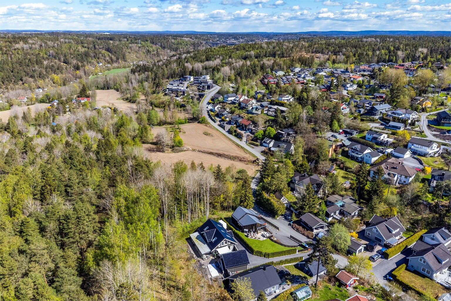 Blant den veletablerte boligbebyggelsen ellers på Strømbråten er denne boligen et ungt og moderne innslag.