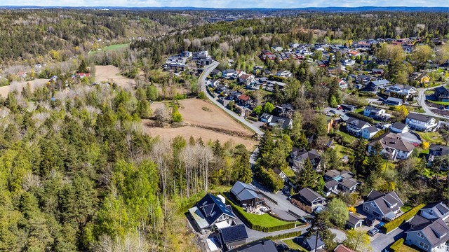 Blant den veletablerte boligbebyggelsen ellers på Strømbråten er denne boligen et ungt og moderne innslag.