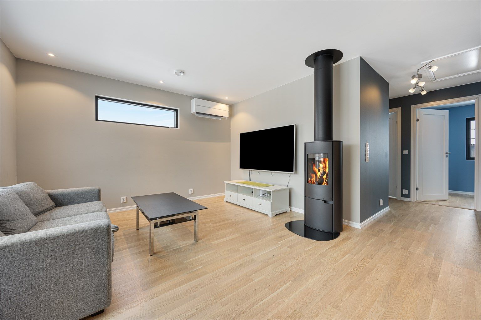 En moderne peisovn og en effektiv varmepumpe sørger for lun og god varme.