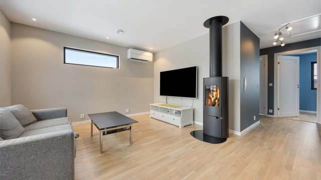 En moderne peisovn og en effektiv varmepumpe sørger for lun og god varme.