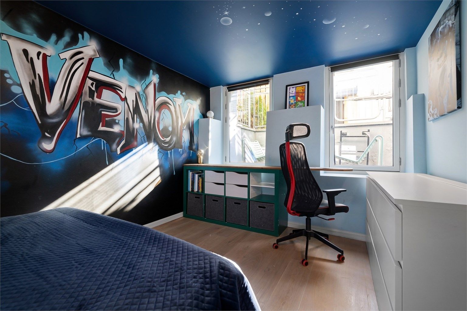 Soverom 3. Selvlysende maling i taket. 