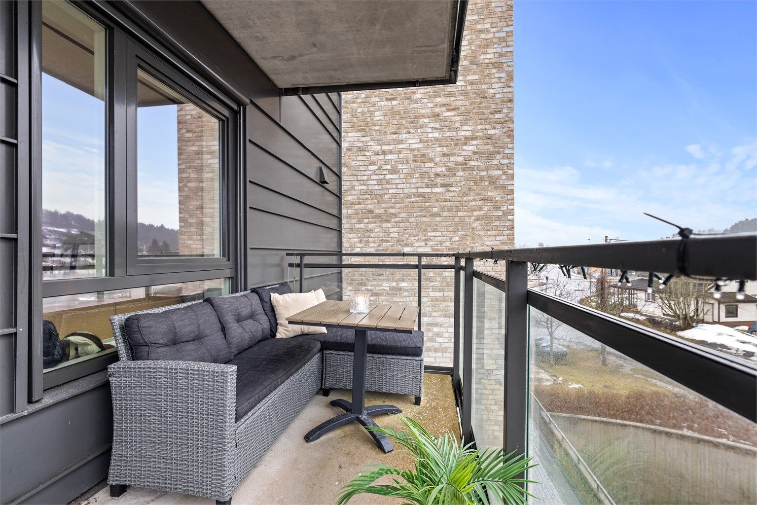 Balkongen er praktisk utstyrt med utelys og en utvendig stikkontakt.