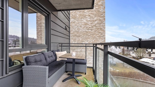 Balkongen er praktisk utstyrt med utelys og en utvendig stikkontakt.