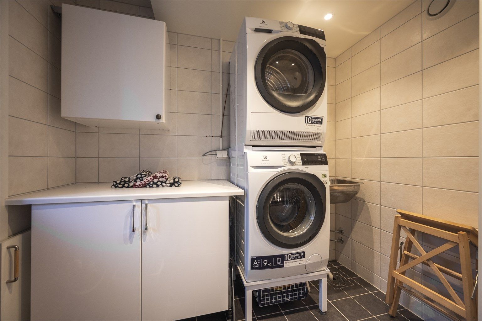 Boligen har også et praktisk vaskerom som er enhver boligeiers drøm. Rommet er flislagt med varmekabler i gulv og er innredet med servant. Her er det opplegg for vaskemaskin