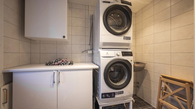 Boligen har også et praktisk vaskerom som er enhver boligeiers drøm. Rommet er flislagt med varmekabler i gulv og er innredet med servant. Her er det opplegg for vaskemaskin