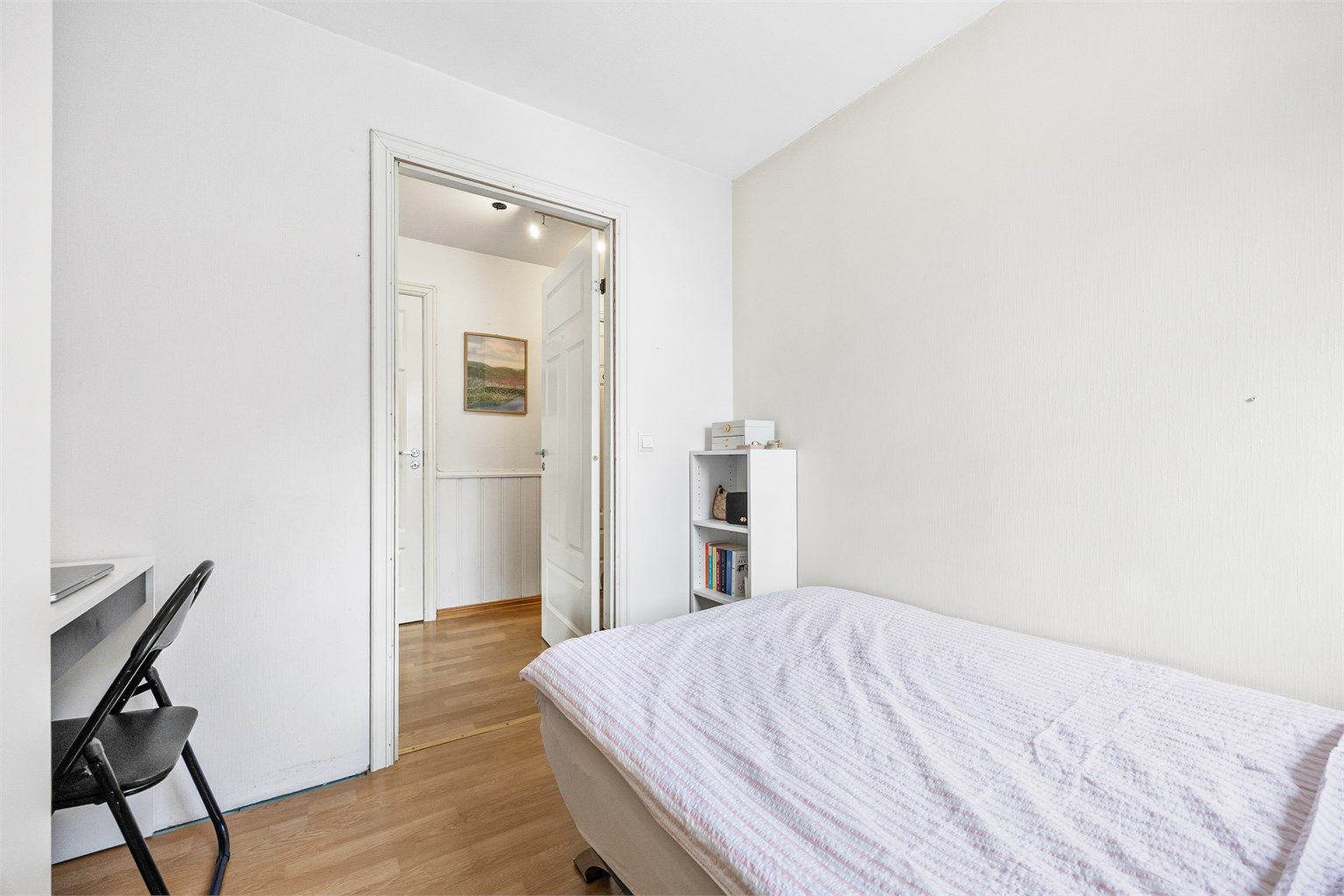 Ventilasjon sikres med tilluftsventiler i vegg og vinduer.