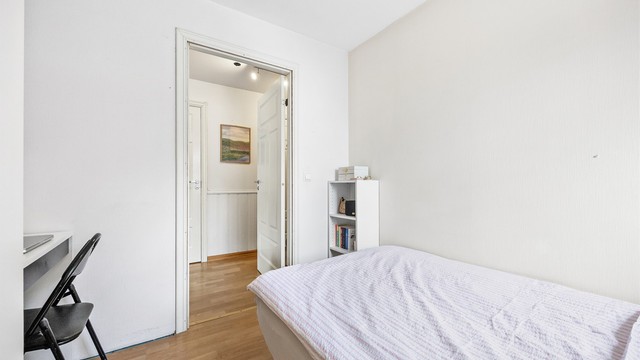 Ventilasjon sikres med tilluftsventiler i vegg og vinduer.