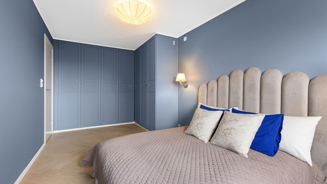 De plassbygde garderobeskapene gir rikelig med oppbevaringsplass og utnytter rommets fulle takhøyde.