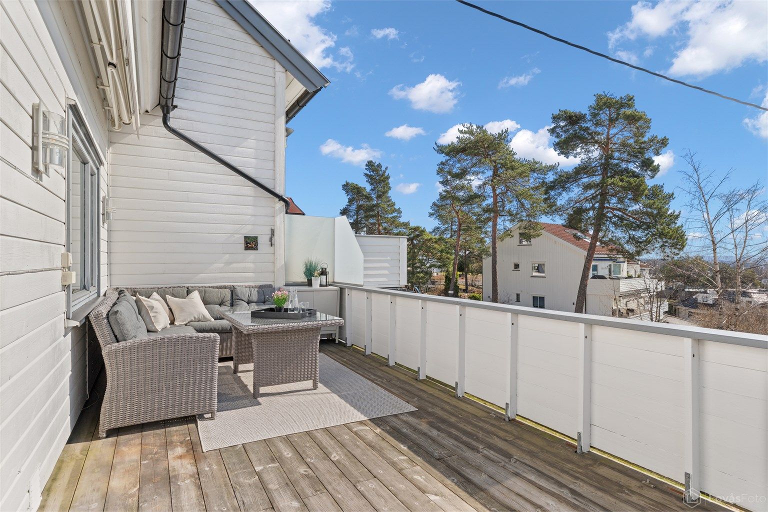 Fra stuen er det direkte utgang til en romslig terrasse på 22 kvm, som fungerer som en naturlig og innbydende forlengelse av stuen, med rikelig plass til flere sittegrupper.