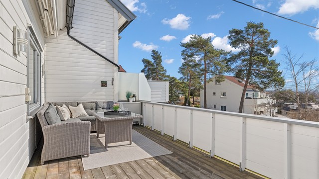 Fra stuen er det direkte utgang til en romslig terrasse på 22 kvm, som fungerer som en naturlig og innbydende forlengelse av stuen, med rikelig plass til flere sittegrupper.