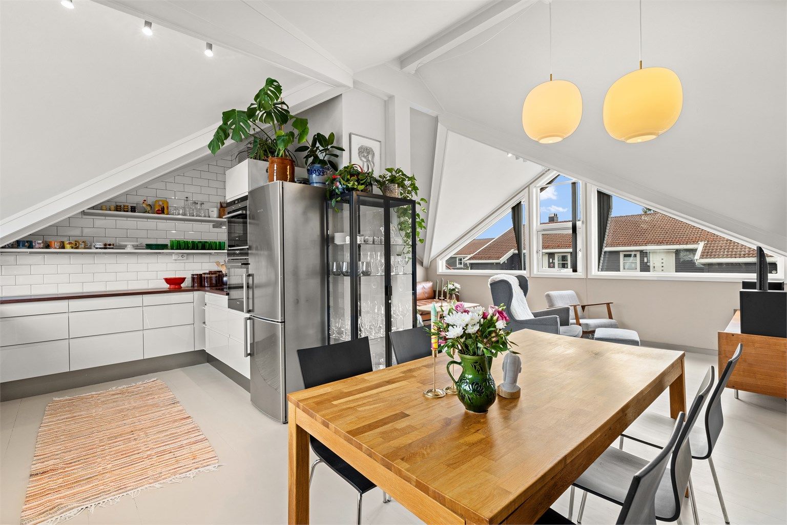 Den åpne planløsningen skaper en sosial og luftig sone mellom stue, spisestue og kjøkken.