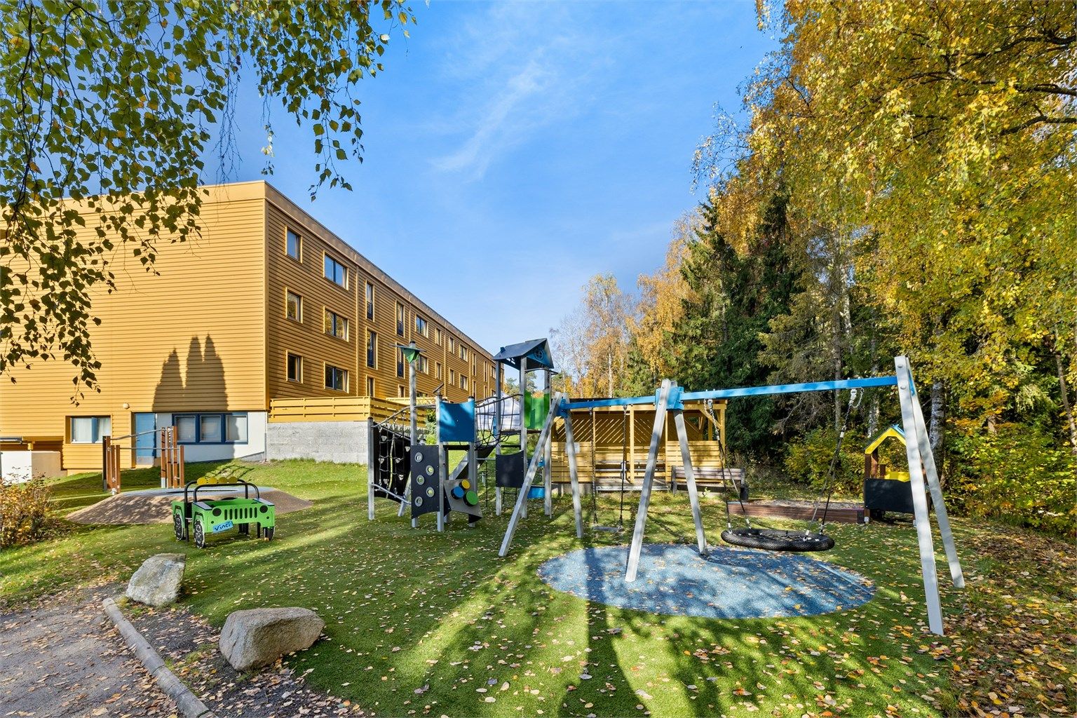 Borettslaget har flotte fellesarealer og grenser til bl.a. Nordsterskogen