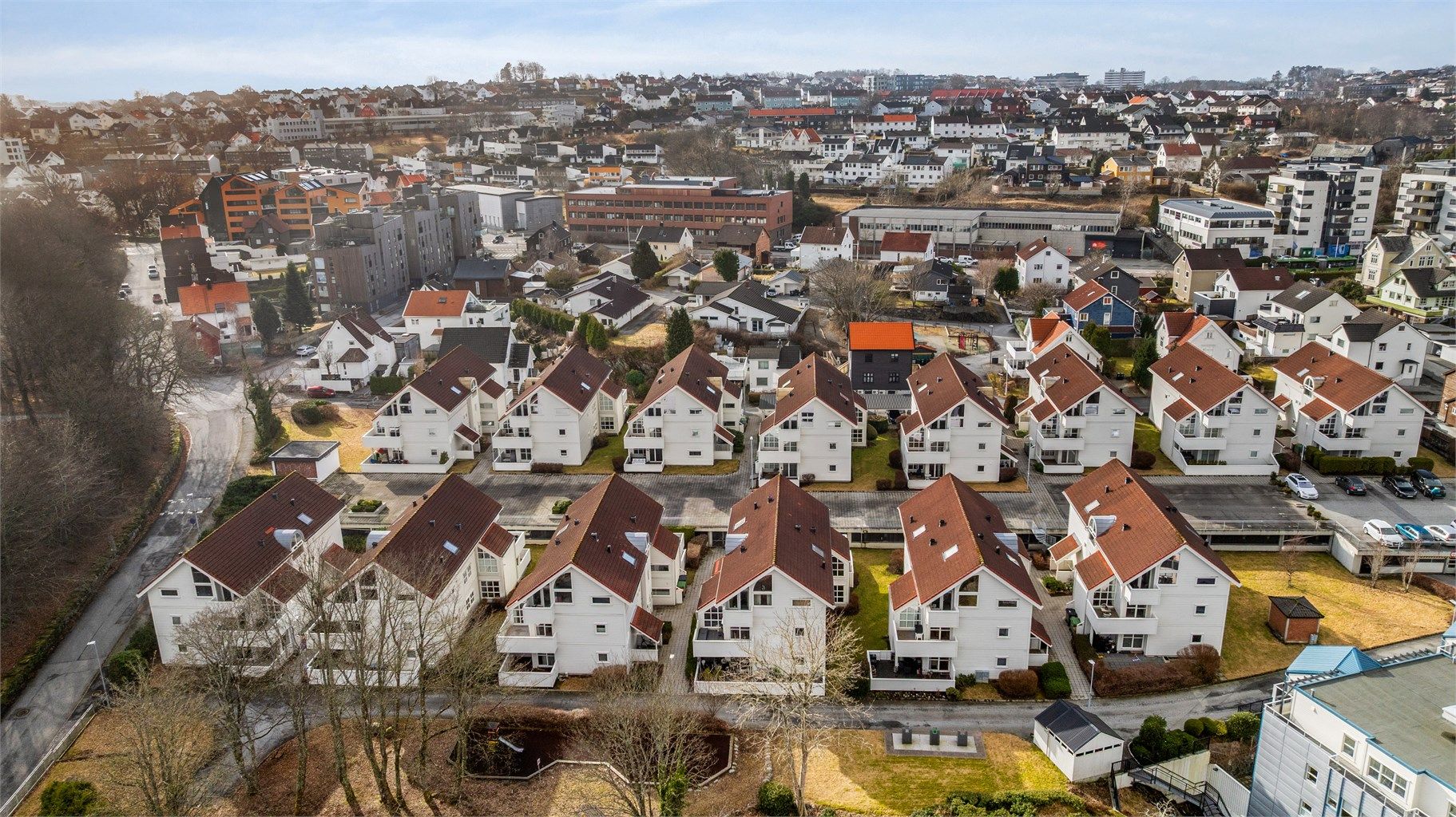 Leiligheten har trappefri adkomst fra parkeringsplass til leiligheten. Det er rikelig med gjesteparkeringer til sameiet. 