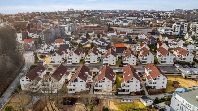 Leiligheten har trappefri adkomst fra parkeringsplass til leiligheten. Det er rikelig med gjesteparkeringer til sameiet.