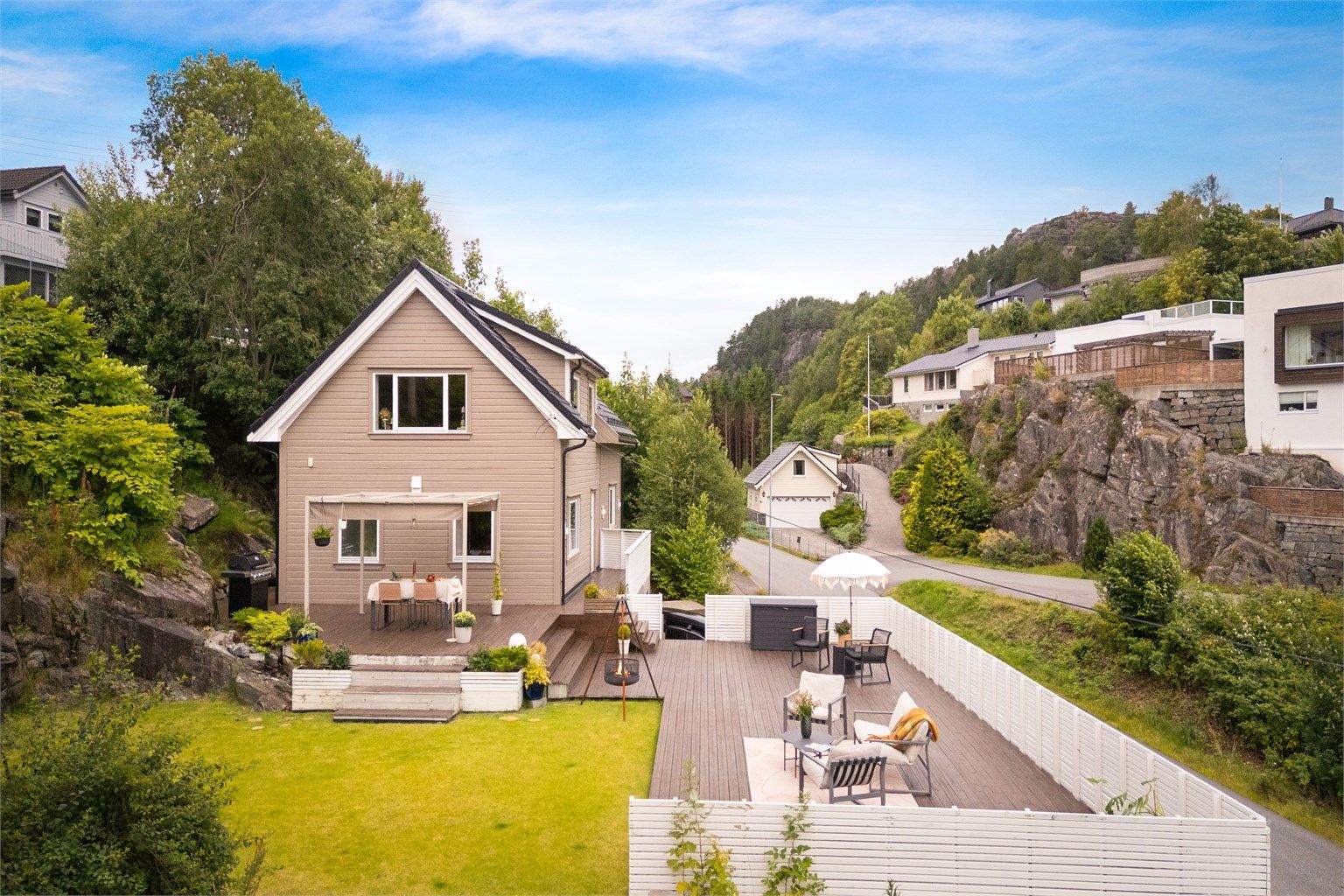 Eiendommen ligger i et populært og veletablert boligområde.