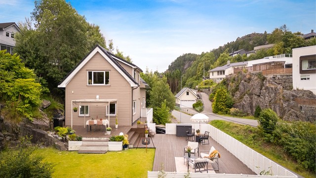 Eiendommen ligger i et populært og veletablert boligområde.