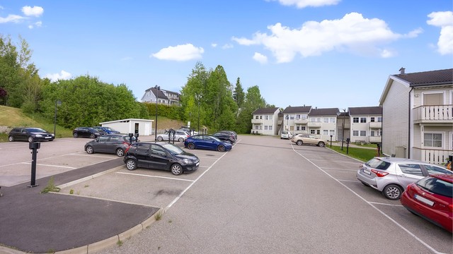 Leiligheten disponerer én biloppstillingsplass. Sameiet har felles ladeanlegg for elbil.