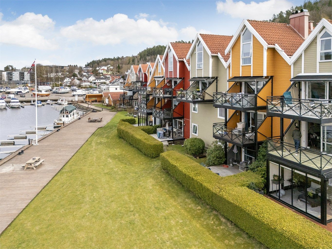 Sameiet har en flott beliggenhet langs bryggekanten, med velholdte fellesarealer.