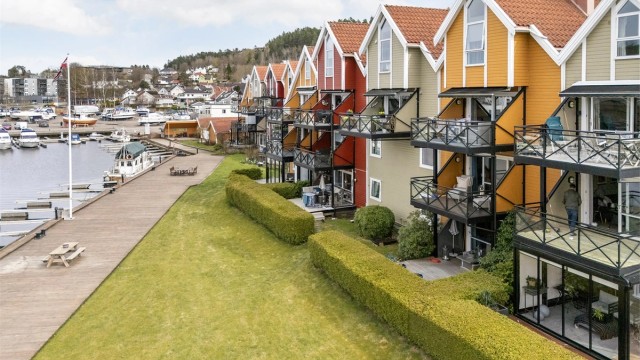 Sameiet har en flott beliggenhet langs bryggekanten, med velholdte fellesarealer.