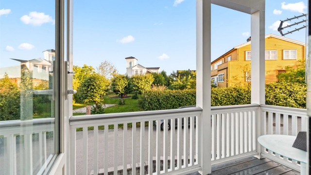 Fra både stuen i 1. etasje og loftstuen i 2. etasje er det utgang til en balkong vendt mot byen i sør.