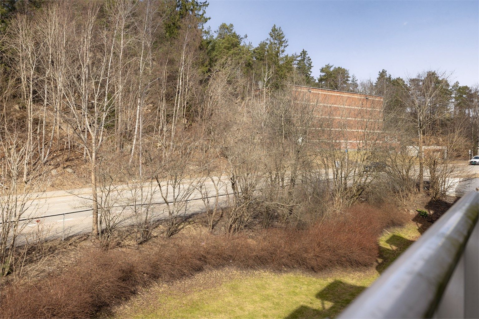 Med Lillomarka som nærmeste nabo har du umiddelbar tilgang til turstier, badevann og skiløyper rett utenfor døren.