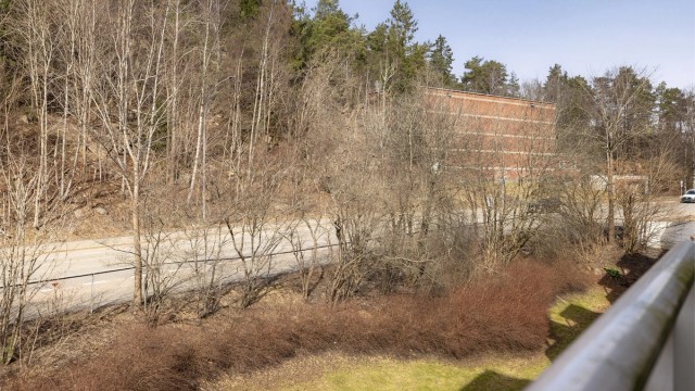 Med Lillomarka som nærmeste nabo har du umiddelbar tilgang til turstier, badevann og skiløyper rett utenfor døren.