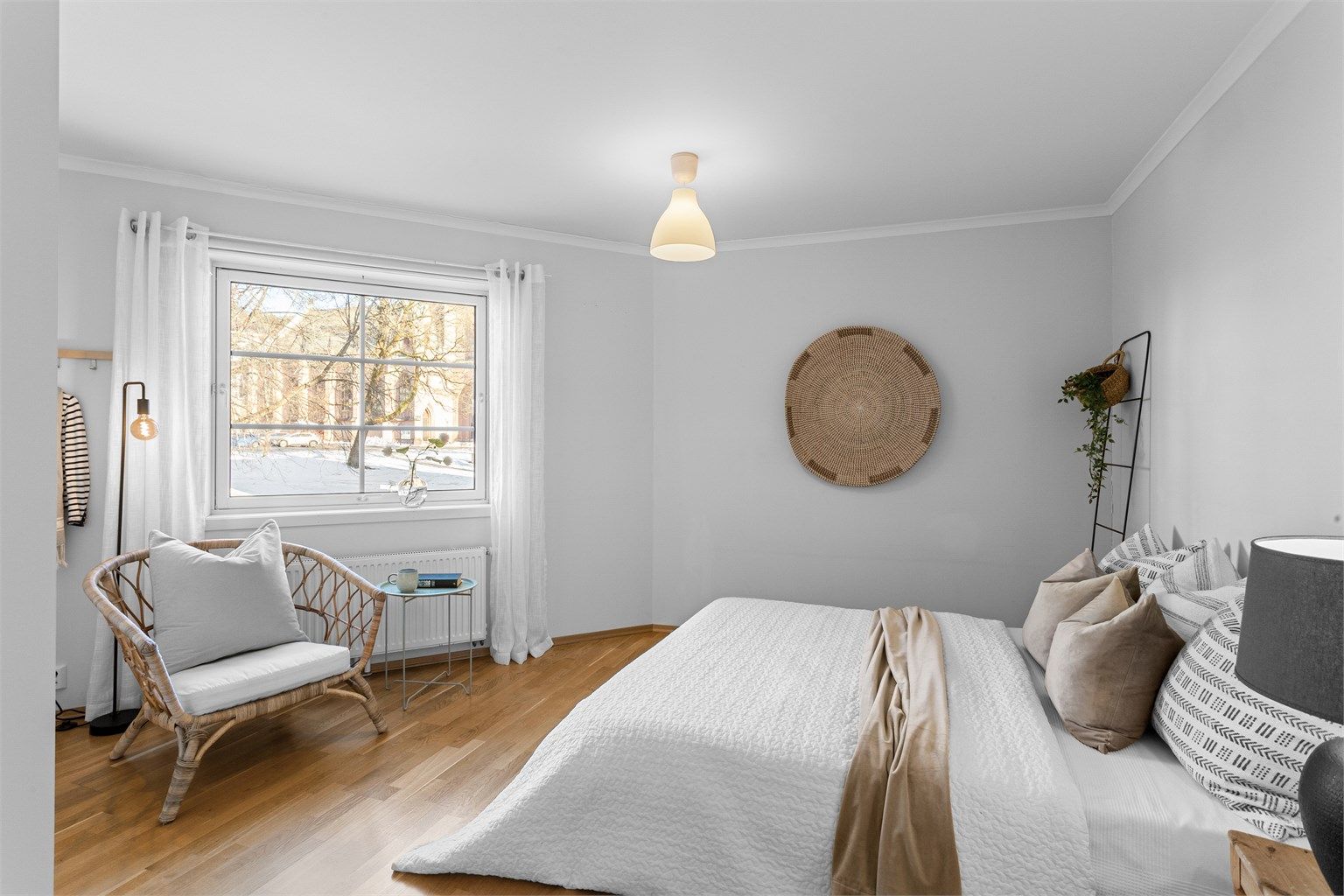 Soverom 1 er romslig og har skyvedørsgarderobe