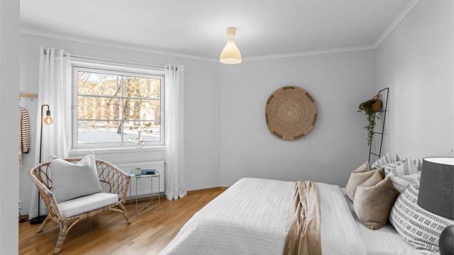 Soverom 1 er romslig og har skyvedørsgarderobe