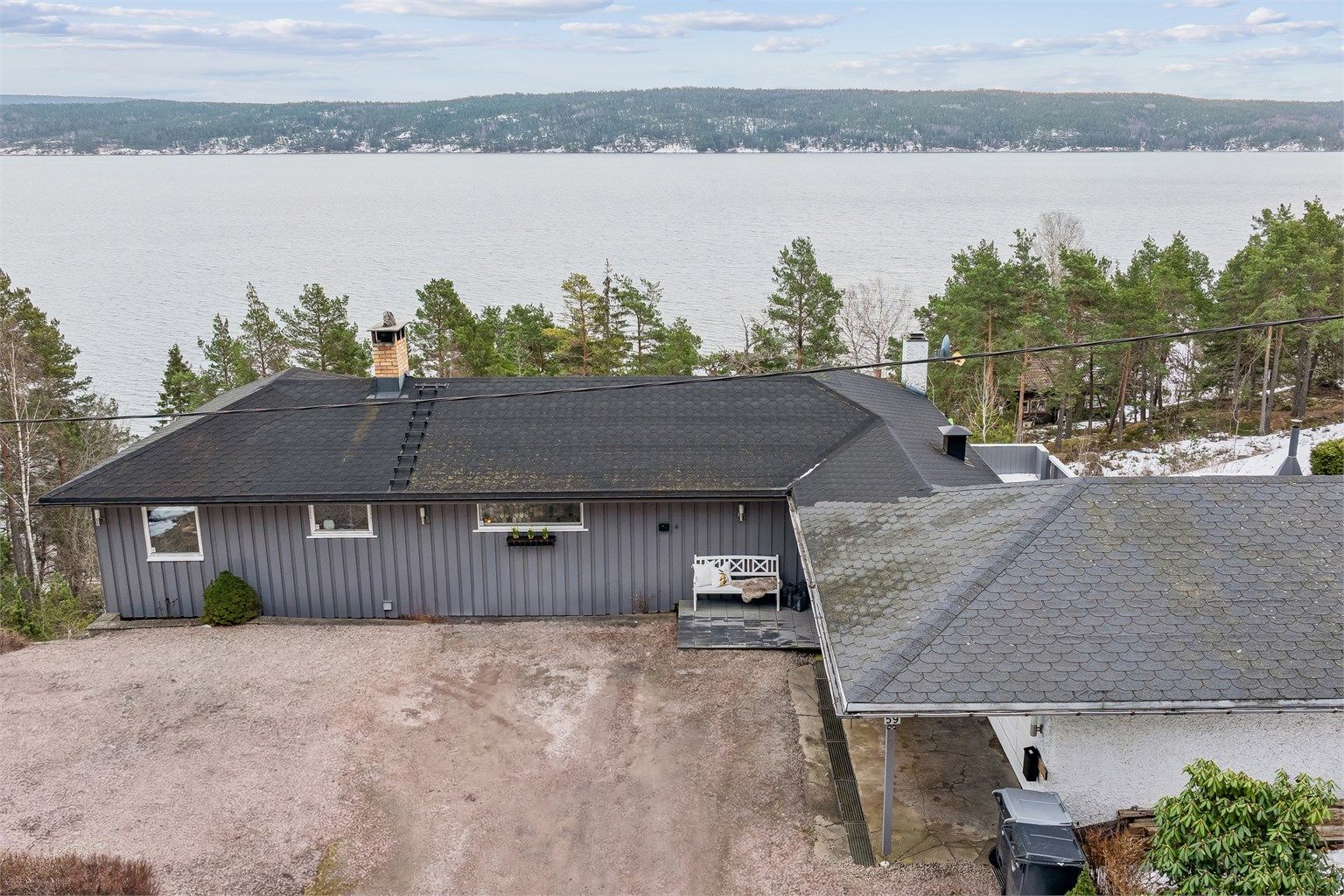 Boligen ligger landlig til med fantastisk fjordutsikt. Foto: Per O. Skjellnan v/Efkt