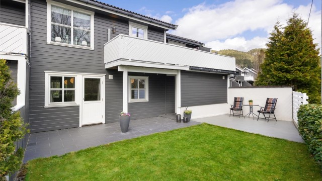 Velkommen til Jomarka 80, et tiltalende enderekkehus på Blindheim, presentert av Daglig leder/Eiendomsmegler Preben Willmann