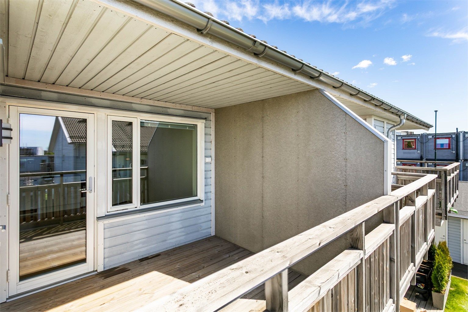 Leiligheten er tilbaketrukket øverst på sameiets område og gjennomgående i andre etasje.