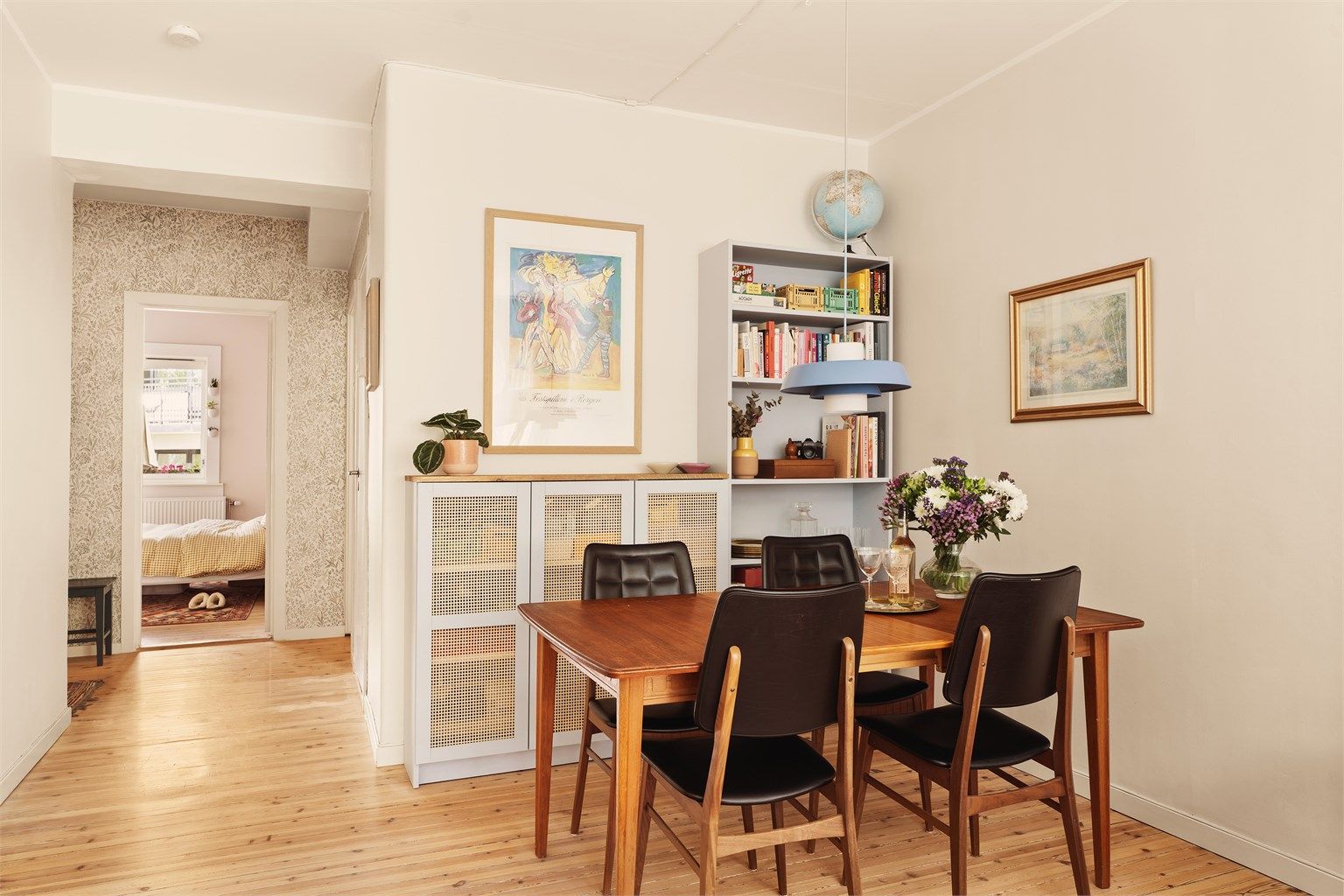 Øvrefoss er en gate for de som ønsker et stille bomiljø, samtidig som man her likevel har tilgang til storbyens pulserende liv. Fra soverommet har du tilgang til en solrik nordvest-vendt balkong som vender mot rolig bakgård.