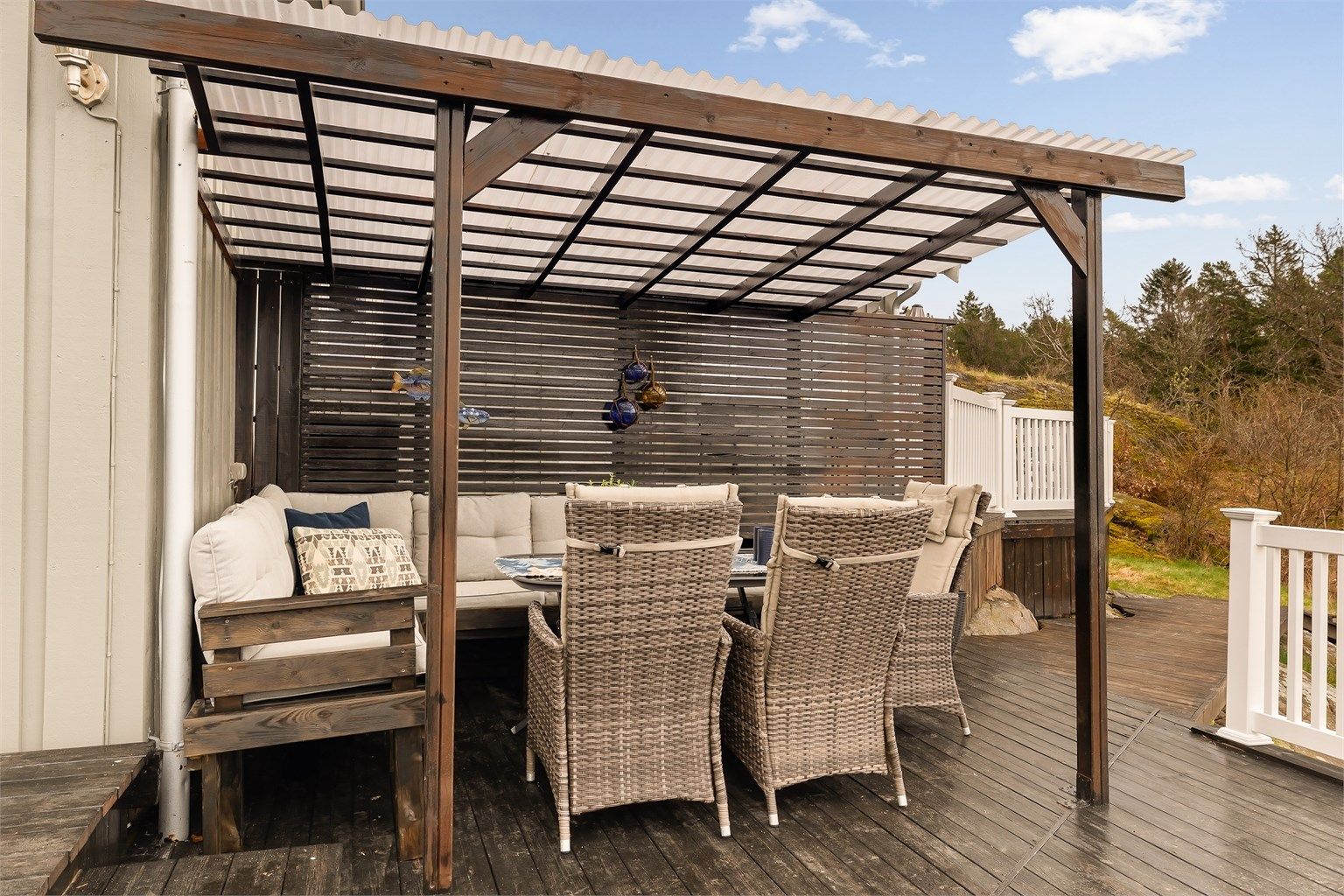 Pergola med plassbygget sittebenk.