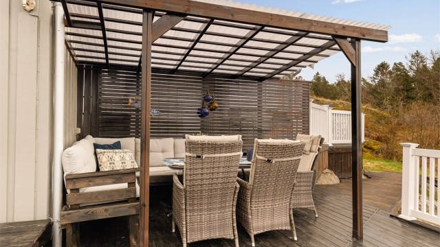 Pergola med plassbygget sittebenk.