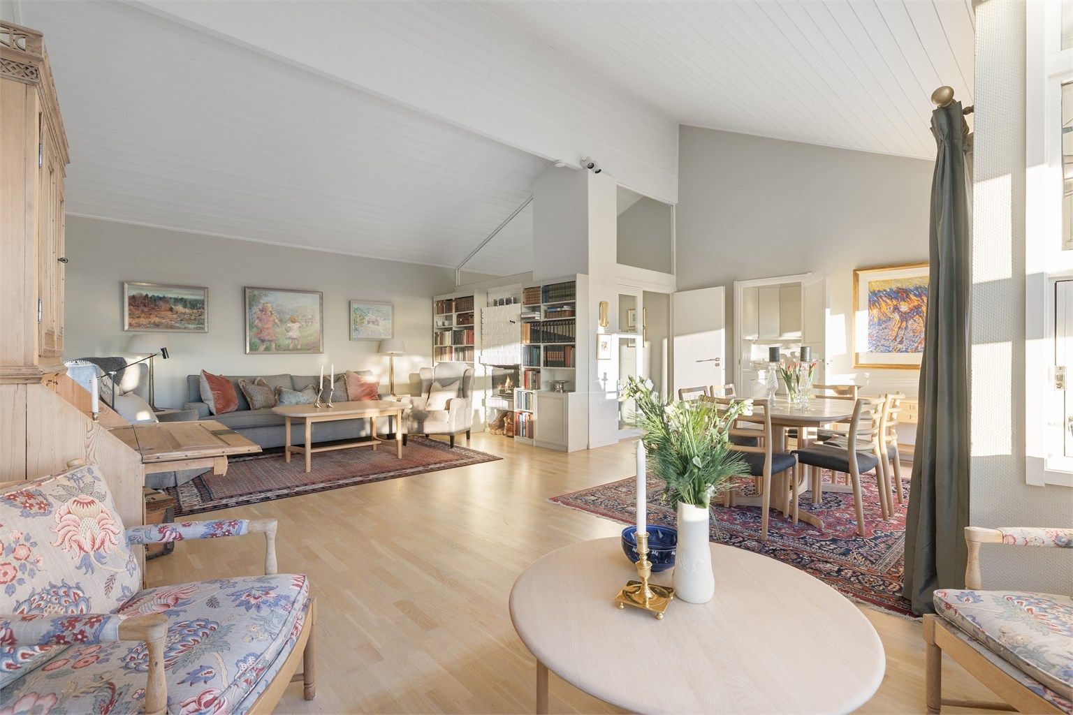 Et åpent og romslig oppholdsrom med naturlig inndeling.