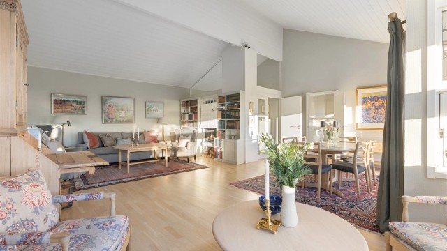 Et åpent og romslig oppholdsrom med naturlig inndeling.