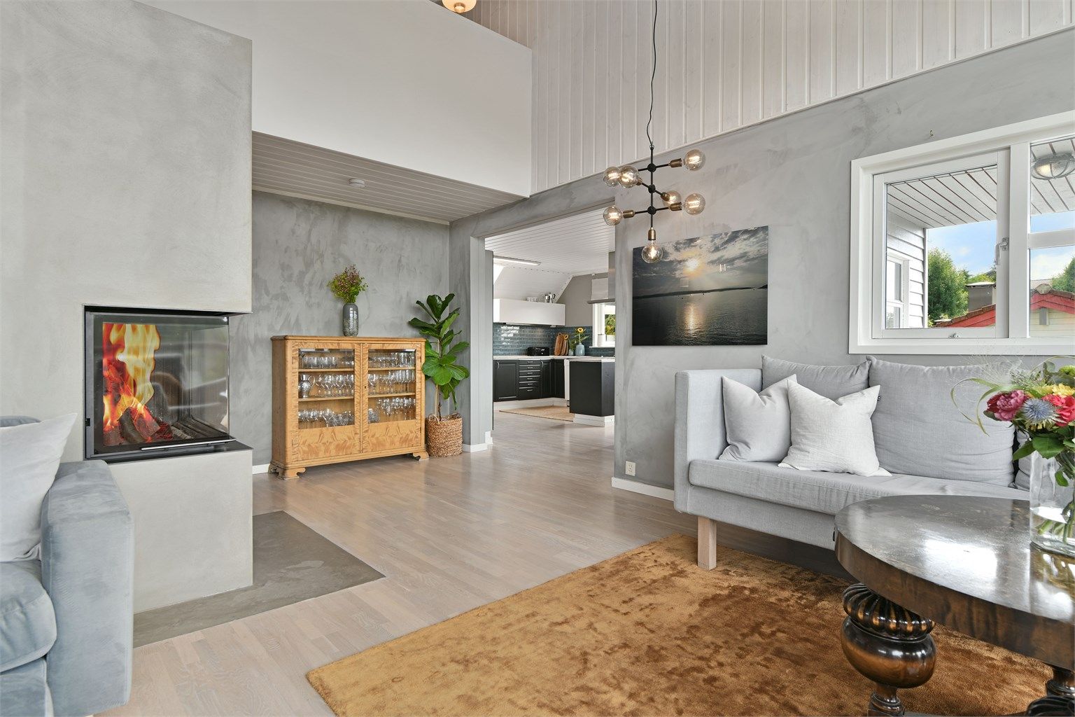 Stue - moderne peisovn - flammene kan også sees fra spisestue ved kjøkkenet