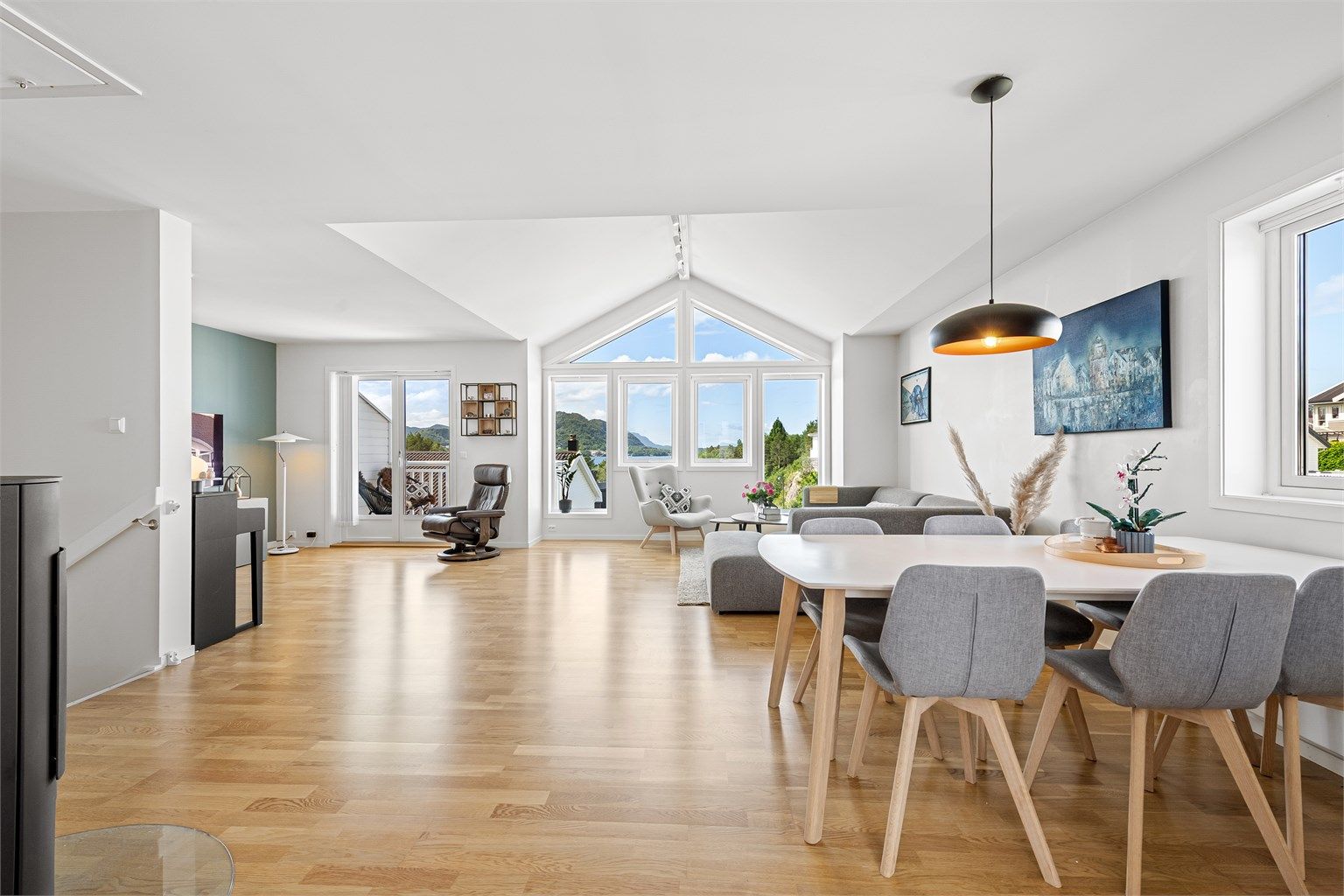 Stue, spisestue og kjøkken i åpen løsning i 2. etasje