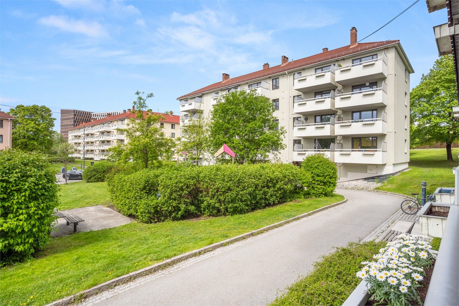 Fra leiligheten ser man ut over borettslagets grønne fellesarealer.