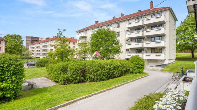 Fra leiligheten ser man ut over borettslagets grønne fellesarealer.