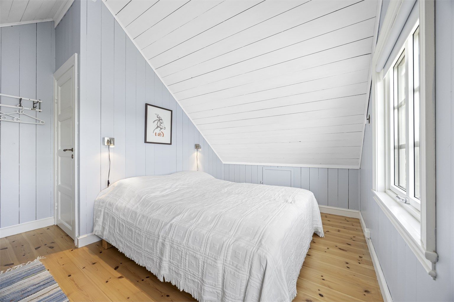 Loftsetasjen består av to store soverom.