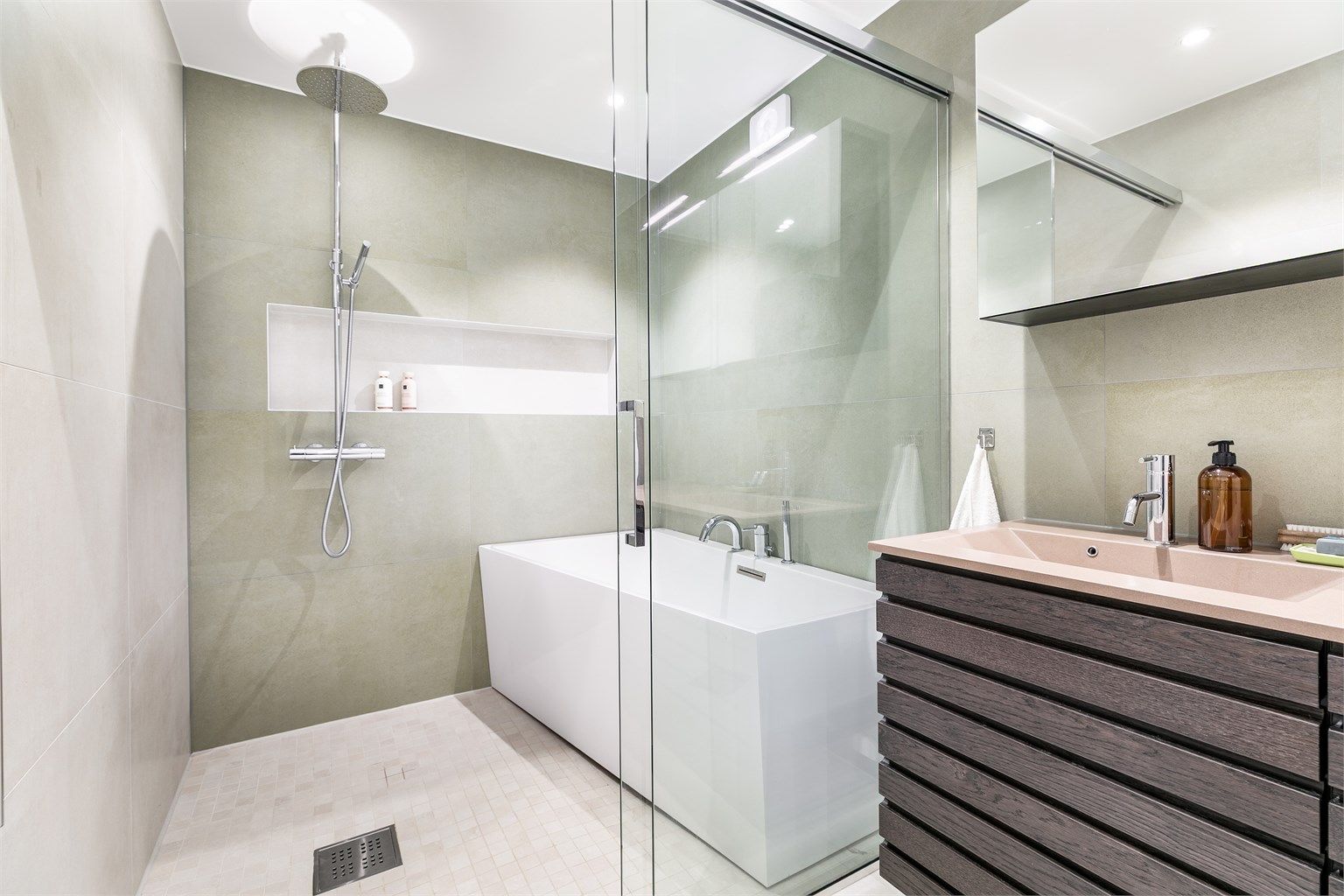 Velkommen til Balkeveien 95 -formidlet av Krogsveen. 
Fotograf; Børge Oppegård.
Badet ble i 2025 bygget opp på nytt av fagpersonell. Resultatet er et lekkert og velutstyrt bad med moderne standard.