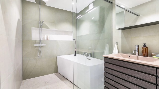 Velkommen til Balkeveien 95 -formidlet av Krogsveen.
Fotograf; Børge Oppegård.
Badet ble i 2025 bygget opp på nytt av fagpersonell. Resultatet er et lekkert og velutstyrt bad med moderne standard.