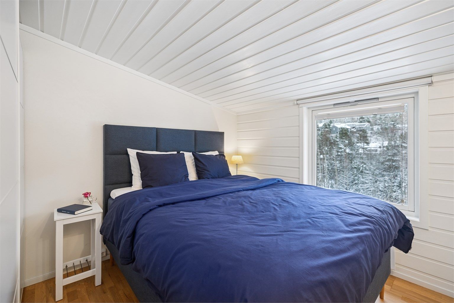 Boligen har totalt fire soverom, to i 2. etasje og to i u. etasjen. 