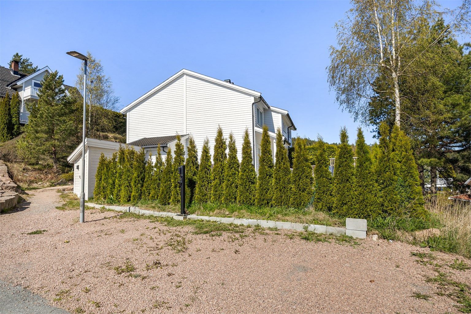 Det praktiseres parkering på felles gruset gårdsplass (ved Mårsvingen 12A).