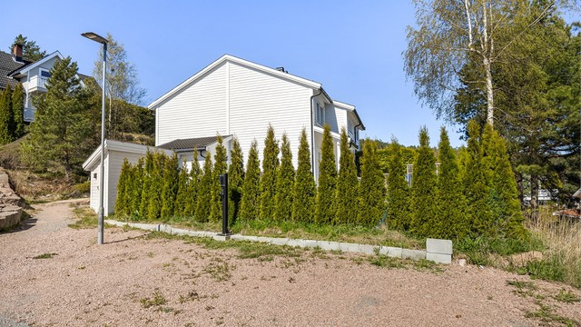 Det praktiseres parkering på felles gruset gårdsplass (ved Mårsvingen 12A).