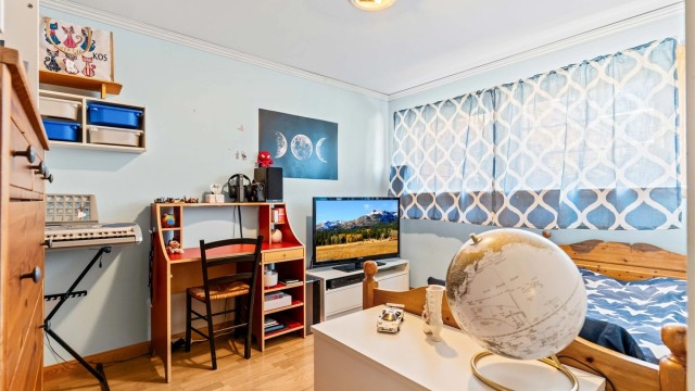 Soverom i utleiedel, med plass til seng og garderobeskap.