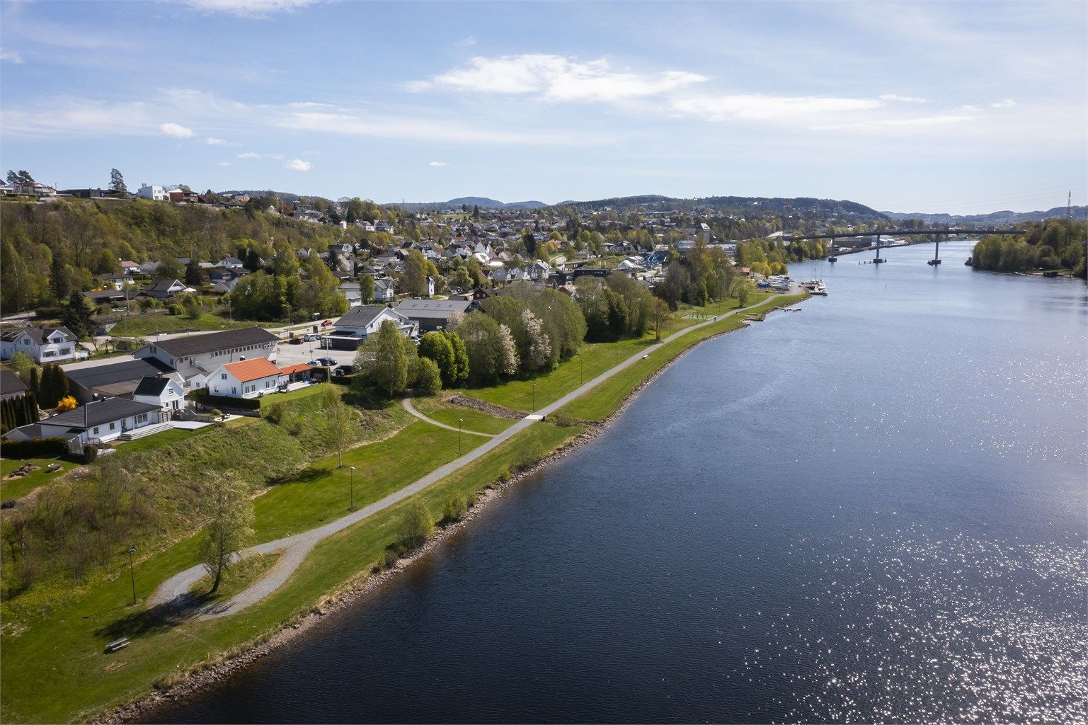 Porsgunnselva som nærmeste nabo, her kan man se båtene kjøre forbi på sommeren. 